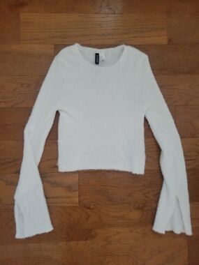 H&M White Fuzzy Ribbed Long-Sleeve Crop Top